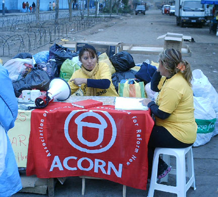 ACORN members collect donations at Palermo, Lima to deliver to earthquake victimsin Chincha.